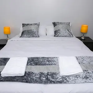 Entire 3 Bedroom, 2 Baths, 2 Toilets, Sleeps 10 Apartment